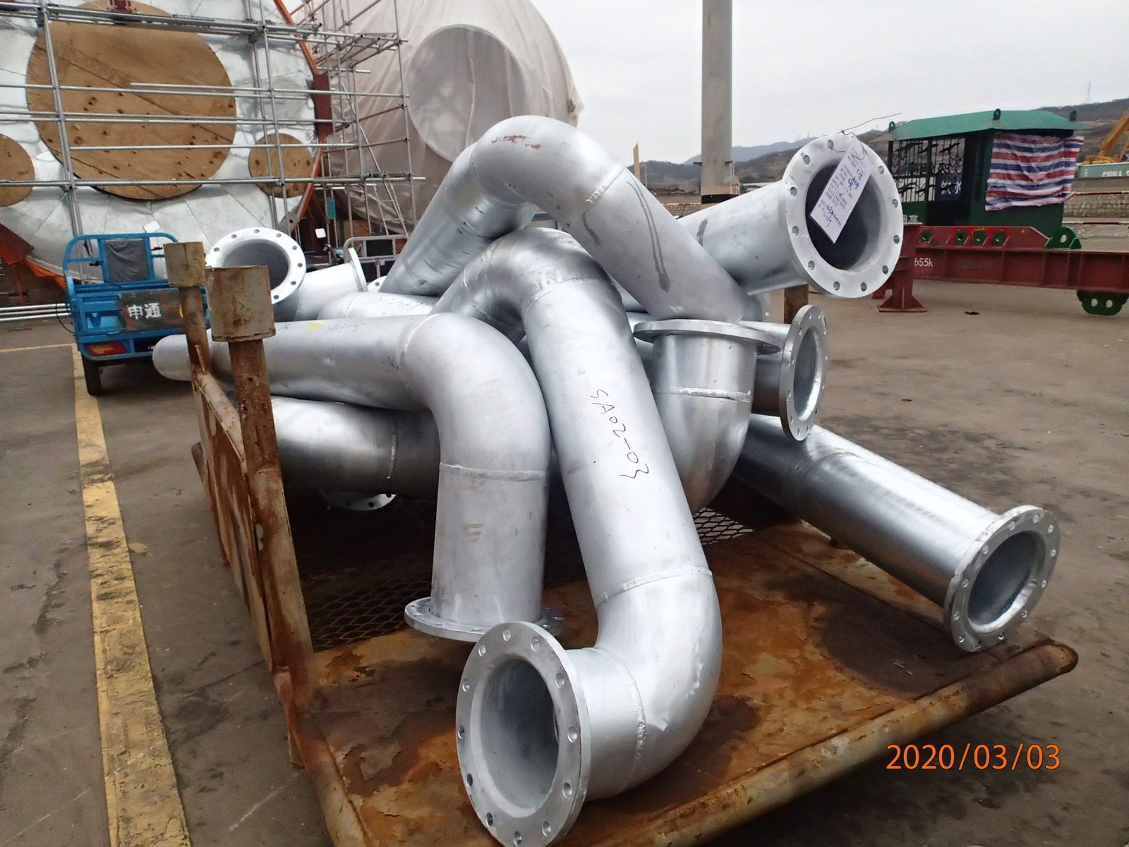 Hot-dip galvanized pipes ready for delivery